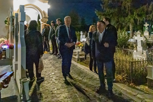 Zeci de buzoieni au adus un ultim omagiu medicului Ştefania Szabo / Printre ei şi liderii PSD Buzău, partid din care doctoriţa făcea parte - FOTO