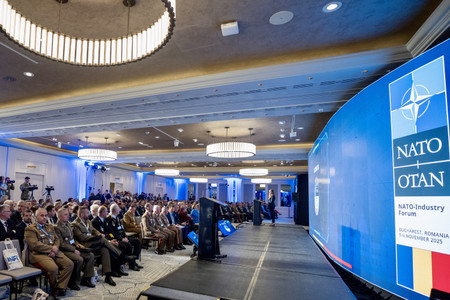 Ionuţ Moşteanu a discutat cu adjunctul Secretarului General al NATO despre consolidarea industriei de apărare pe Flancul Estic