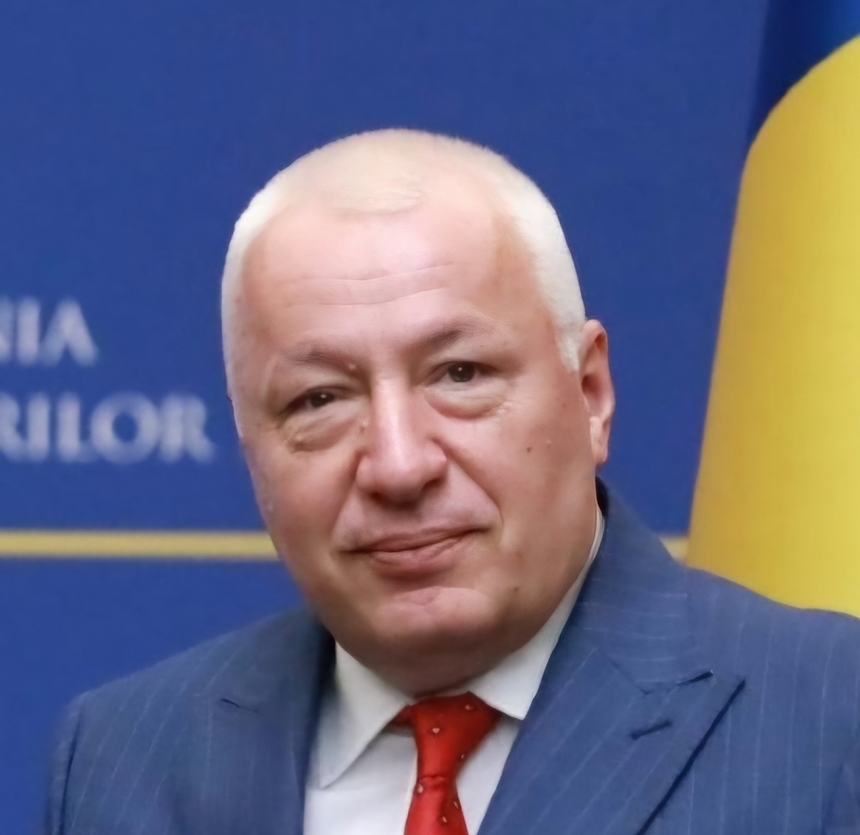 INTERVIU - Iulian Fota, fost consilier prezidenţial: Am văzut că s-au dat nişte grade de ambasador. Dacă scutur lista aia, n-o să iasă lucruri frumoase! Să ni se spună dacă numai prietenii contează în ţara asta /Ce îi reproşează preşedintelui