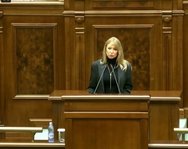 Moment de reculegere, în plenul Senatului, pentru Mihaela, femeia ucisă în mod barbar de către fostul ei partener, cu 15 lovituri de cuţit şi pentru toate celelalte 50 de femei care au fost ucise în acest an, în România