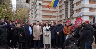 Anca Alexandrescu şi-a depus candidatura pentru Primăria Bucureşti / Ea este susţinută de o alianţă formată din AUR, PNŢCD şi FAR - FOTO
