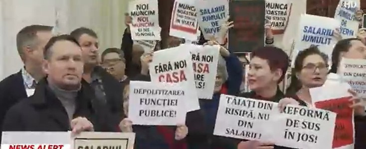 Angajaţii din Parlament, protest spontan înainte de şedinţa comună a celor două Camere: ”Tăiaţi din risipă, nu din salarii”, ”Reformă de sus în jos”, „Munca noastră ţine statul în viaţă”, „Salariul de mizerie ne umileşte”
