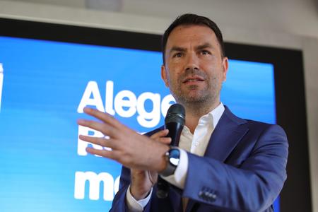 Cătălin Drulă reacţionează la recentele sondaje pentru Primăria Capitalei şi lansează acuzaţii la adresa lui Ciprian Ciucu: “Te vom omorî cu sondajele”. Asta mi-au transmis acum o lună când s-a decis organizarea alegerilor/ Ciprian, nu aşa se duce lupta!