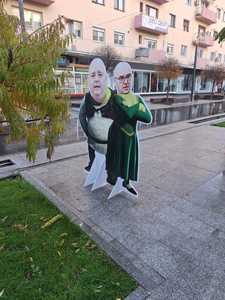 Debut cu scandal în campania electorală pentru preşedinţia Consiliului Judeţean Buzău/ Fotografiile şefului PNL Buzău şi ale candidatului susţinut de PNL şi USR, ataşate pe machete din carton cu personaje din desene animate