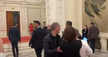 Jurnaliştii din Parlament, bruscaţi de un ofiţer de presă de la Palatul Victoria, când au vrut declaraţii de la Bolojan / Reacţia Guvernului: Conduita acestuia, supusă unei verificări disciplinare, premierul face declaraţii doar în cadru organizat
