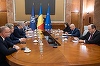 Premierul Ilie Bolojan, consultări cu reprezentanţii întreprinderilor mici şi mijlocii, despre aplicarea impozitului minim pe cifra de afaceri şi salariul minim brut pe economie