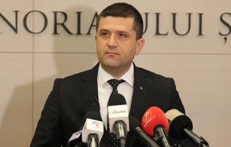 Ministrul Radu Miruţă continuă disputa cu Victor Ponta, prezentându-l ca ”fost premier, dovedit plagiator, plătit de guvernele unor ţări non UE pentru consultanţă, venit cu lista de teme de făcut în dezinteresul României, mincinos dovedit”