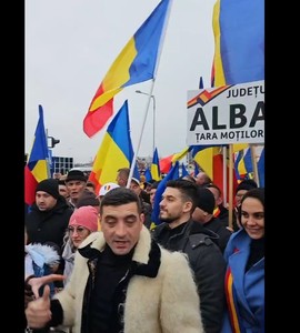 Alba Iulia - George Simion s-a întâlnit cu simpatizanţii, alături de care a plecat spre cetate: Acolo ne unim toţi patrioţii - FOTO, VIDEO