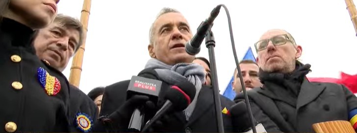 Incident, după ce Călin Georgescu a ajuns la Monumentul Unirii din Alba Iulia. Un bărbat i-a strigat: Marş la Moscova! / Simpatizanţii scandează: Sunteţi preşedinte! şi ”Călin, te iubim!”