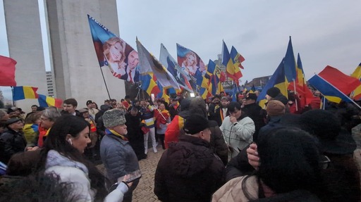 Steaguri cu imaginea soţilor Georgescu, aduse la Alba Iulia se către susţinătorii fostului prezidenţiabil - FOTO, VIDEO
