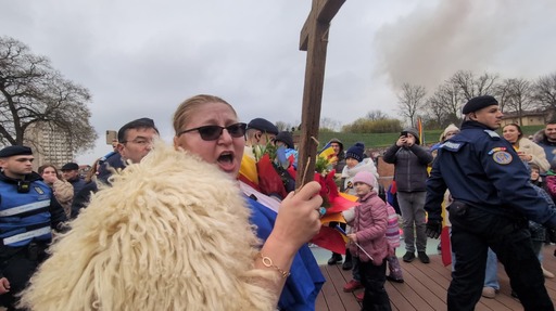 Diana Şoşoacă, cu crucea în mână în fruntea susţinătorilor ei, în marş prin Cetatea Alba Iulia - FOTO, VIDEO
