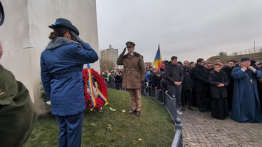Nou val de huiduieli la Alba Iulia, în lipsă, la adresa lui Nicuşor Dan. Publicul a fluierat în momentul în care a fost depusă o coroană din partea preşedintelui FOTO VIDEO