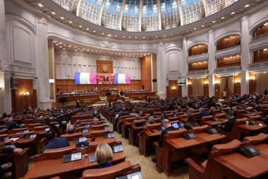 ŞEDINŢĂ SOLEMNĂ ÎN PARLAMENT – Ştefan Pălărie (USR): Nu avem nevoie să ne spună cineva din est ce înseamnă patriotism şi nu avem nevoie de instrucţiuni de patriotism scrise în limba rusă