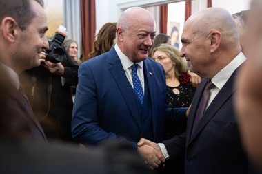  Cancelarul Republicii Austria, Christian Stocker: România este un partener pe care ne putem bizui, având în vedere şi relaţiile noastre străvechi pe plan istoric, politic şi economic. Ne leagă şi o comunitate foarte mare de români în Austria