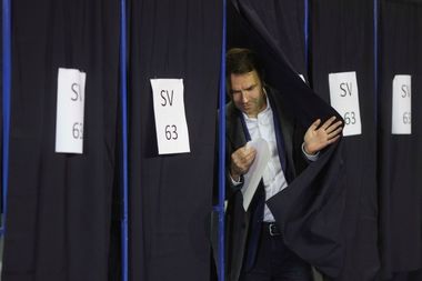 ALEGERI LOCALE PARŢIALE - Cătălin Drulă: Am votat cu încredere şi optimism pentru un nou început pentru oraşul nostru, care să meargă cu onestitate pe un drum al construcţiei - FOTO