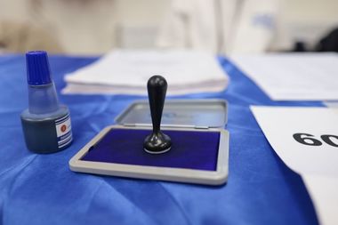 ALEGERI LOCALE PARŢIALE - Prezenţă la vot de 19,87 % în Bucureşti, la ora 15.00. Peste 347.000 de bucureşteni au votat / Cea mai bună prezenţă la vot este în continuare în Sectorul 6 / Începe să crească numărul alegătorilor tineri