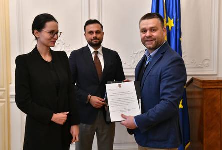 Ciprian Ciucu a primit certificatul de ales de la Biroul Electoral Municipal: Mai sunt câteva proceduri de urmat. Până atunci, rămâm primarul Sectorului 6 şi fac treabă/ Cadoul pe care i l-a oferit preşedintele BEM