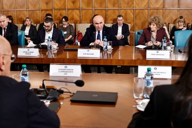 Bolojan: Majorarea salariului minim ar proteja puterea de cumpărare a angajaţilor cu venituri reduse, însă ar avea o serie de efecte negative / Până la Crăciun va fi luată o decizie