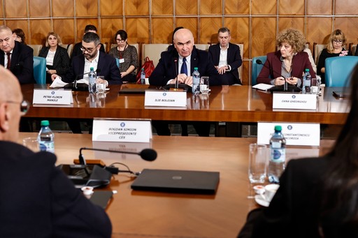 Bolojan: Majorarea salariului minim ar proteja puterea de cumpărare a angajaţilor cu venituri reduse, însă ar avea o serie de efecte negative / Până la Crăciun va fi luată o decizie