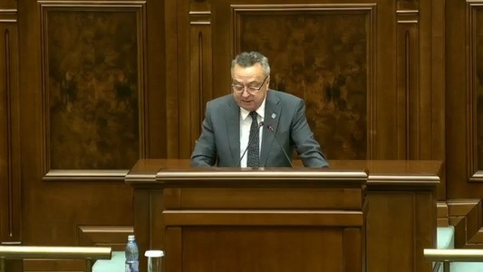 UPDATE - A început, în Senat, dezbaterea moţiunii simple AUR „Prahova sub asediu: peste 100.000 de români condamnaţi la sete şi boală sub privirea complice a ministrei Mediului, Diana Buzoianu”