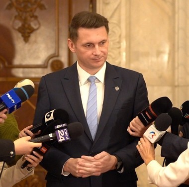 Mircea Abrudean: Fiecare moţiune reprezintă un test pentru coaliţie. Nu cred că vor exista parlamentari din cadrul coaliţiei care să voteze o moţiune de cenzură împotriva guvernului. Este un demers politic, dar inutil şi fără nicio finalitate