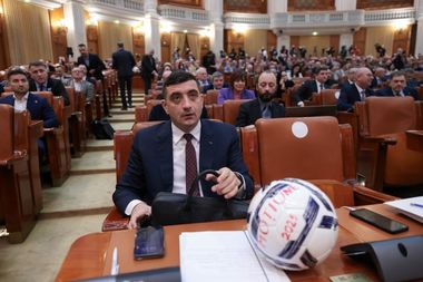 MOŢIUNEA DE CENZURĂ - Simion: În loc să vă ţină PSD-ul la guvernare încă şase lun în care dumneavoastră falimentaţi România, poate economisim timpul românilor şi nu ne mai batem joc cu nişte soluţii care nu sunt soluţii. Daţi-vă demisia domnule Bolojan! - FOTO
