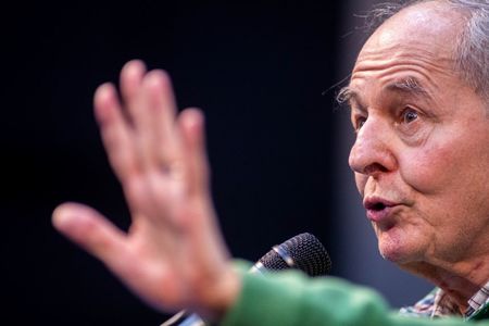 INTERVIU - Istoricul Thierry Wolton: Europa e un mic sat care e asediat, căruia ceilalţi îi vor pielea. Pentru celelalte popoare ale lumii, democraţia nu e de interes! Sunt pesimist, Europa n-are timp să se federalizeze. Micul nostru sat riscă să cadă!

