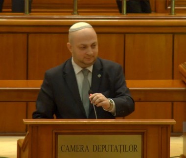 Institutul pentru Studierea Holocaustului ”Elie Wiesel”, acuză că manifestările antisemite au explodat pe reţelele sociale după ce deputatul Silviu Vexler a rupt în Parlament un afiş cu fotografiile mai multor personalităţi ale culturii române