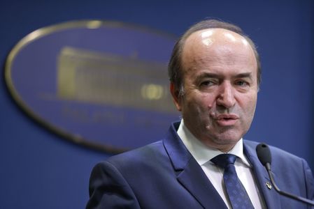Tudorel Toader: Simplul fapt că preşedintele vrea să fie jucător, am înţeles, dar trebuie să joace pe terenul Constituţiei / Vrea să ne arate că avem o altă revoluţie, pentru binele public, dar nu se încadrează în paradigma constituţională