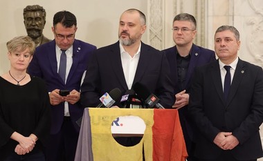 USR depune o iniţiativă legislativă care interzice organizaţiile şi simbolurile cu caracter comunist