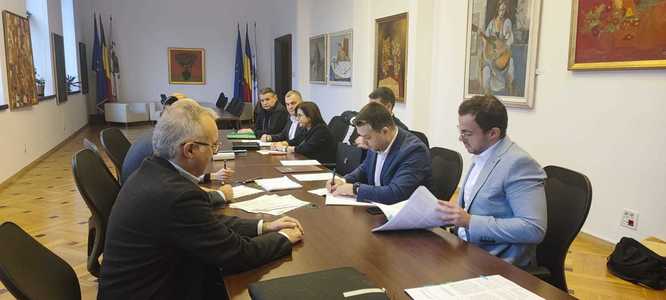 Ciprian Ciucu a semnat un contract de finanţare de aproape 30 de milioane de euro pentru consolidarea a şase clădiri din perioada interbelică/ Unul dintre şantiere va viza clădirea Muzeului Gheorghe Tattarescu - FOTO