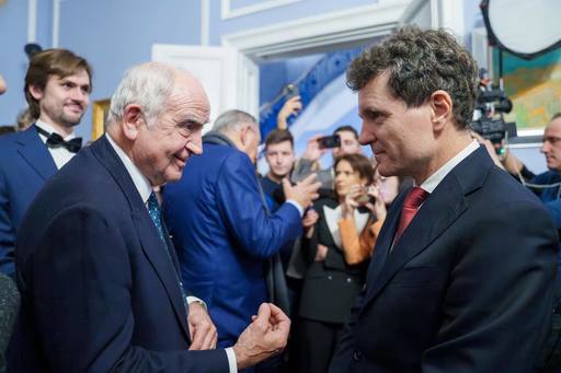 Preşedintele Nicuşor Dan postează pe Facebook o imagine de la întâlnirea cu fiul lui Ion Raţiu: Nicolae Raţiu este un reper de implicare civică în susţinerea parcursului democratic al ţării noastre