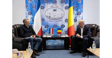 Premierul Ilie Bolojan şi prim-ministrul Regatului Ţărilor de Jos vizitează trupele române şi olandeze de la Baza Aeriană 71 „General Emanoil Ionescu”, din Câmpia Turzii - VIDEO