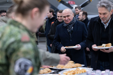 Bolojan, discuţii cu omologul din Regatul Ţărilor de Jos, despre sprijinul acordat Ucrainei, negocierile pentru pace în Ucraina şi răspunsul la campaniile de dezinformare ale Rusiei / Cei doi au mâncat alături de militarii din bază