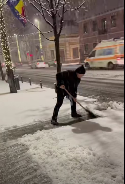 Emil Boc, mesaj pentru firmele de deszăpezire din Cluj-Napoca: Câte staţii de transport în comun necurăţate, atâtea amenzi aplicate! / Noaptea e lungă, puneţi-vă pe treabă” – VIDEO