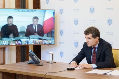 Nicuşor Dan, la bordul avionului Spartan cu care s-a deplasat la Paris, întrebat ce îşi doreşte pentru România în acest an: Suntem într-un context internaţional dificil şi nu e momentul pentru revoluţii şi destabilizare