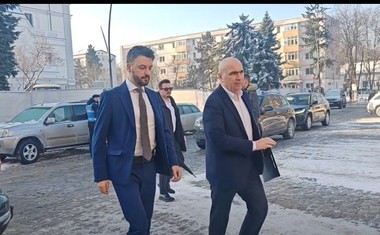 Premierul Ilie Bolojan, la Botoşani, pentru a se întâlni cu primarii. El a fost huiduit de un grup de protestatari, la sosirea la Primărie - FOTO, VIDEO