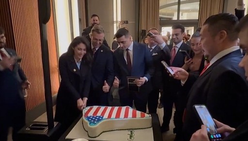 Preşedintele AUR George Simion a tăiat un tort în forma Groenlandei, acoperit cu steagul american, în vizita pe care o efectuează în SUA