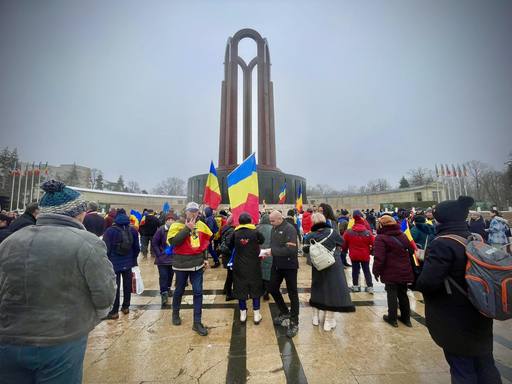 Călin Georgescu a depus o coroană de flori la Monumentul Ostaşului Necunoscut din Parcul Carol I din Bucureşti / Zeci de susţinători s-au strâns şi scandează: ”Călin Georgescu este preşedinte” / Dispozitiv de jandarmi