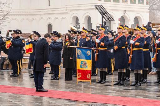 Nicuşor Dan, la manifestările de Ziua Unirii de la Iaşi / Mii de oameni prezenţi în piaţă / Preşedintele a fost huiduit de susţinători AUR şi SOS - VIDEO