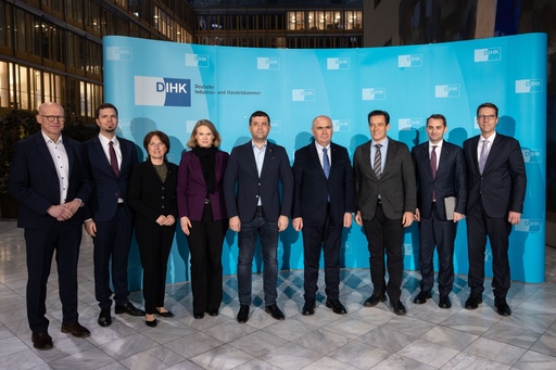 Premierul Ilie Bolojan, întâlnire cu Dr Volker Treier, Chief Executive Foreign Trade and Global Network, în cadrul vizitei oficiale pe care o desfăşoară în Germania