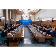 Guvernul, după consultările privind reforma administrativă şi relansarea economică: Premierul şi ministrul Finanţelor au arătat deschidere faţă de propunerile partenerilor sociali; Ele vor fi analizate şi luate în calcul în definitivarea celor două pachete