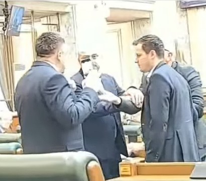 UPDATE - Scandal în Senat, între parlamentari PSD şi un senator al grupului Pace-Întâi România care îi filma în timpul şedinţei / Reacţia Opoziţiei