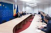 Premierul, întâlnire la Bruxelles cu europarlamentari ai Coaliţiei / S-a discutat despre reforma administraţiei, relansarea economică şi recuperarea celor 231 de milioane de euro din PNRR

