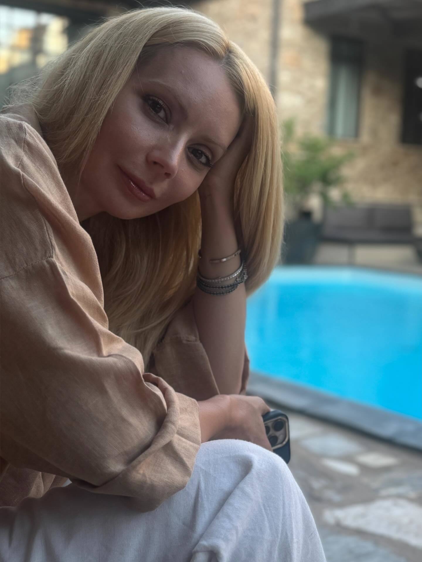 Daciana Sârbu anunţă că fiica sa a ajuns în ţară din Abu Dhabi: Aş fi putut să tac însă nu ar fi fost drept faţă de Irina/ N-o să mǎ oprească nimic, nici măcar valul de ură şi minciunile aruncate asupra mea astăzi. 