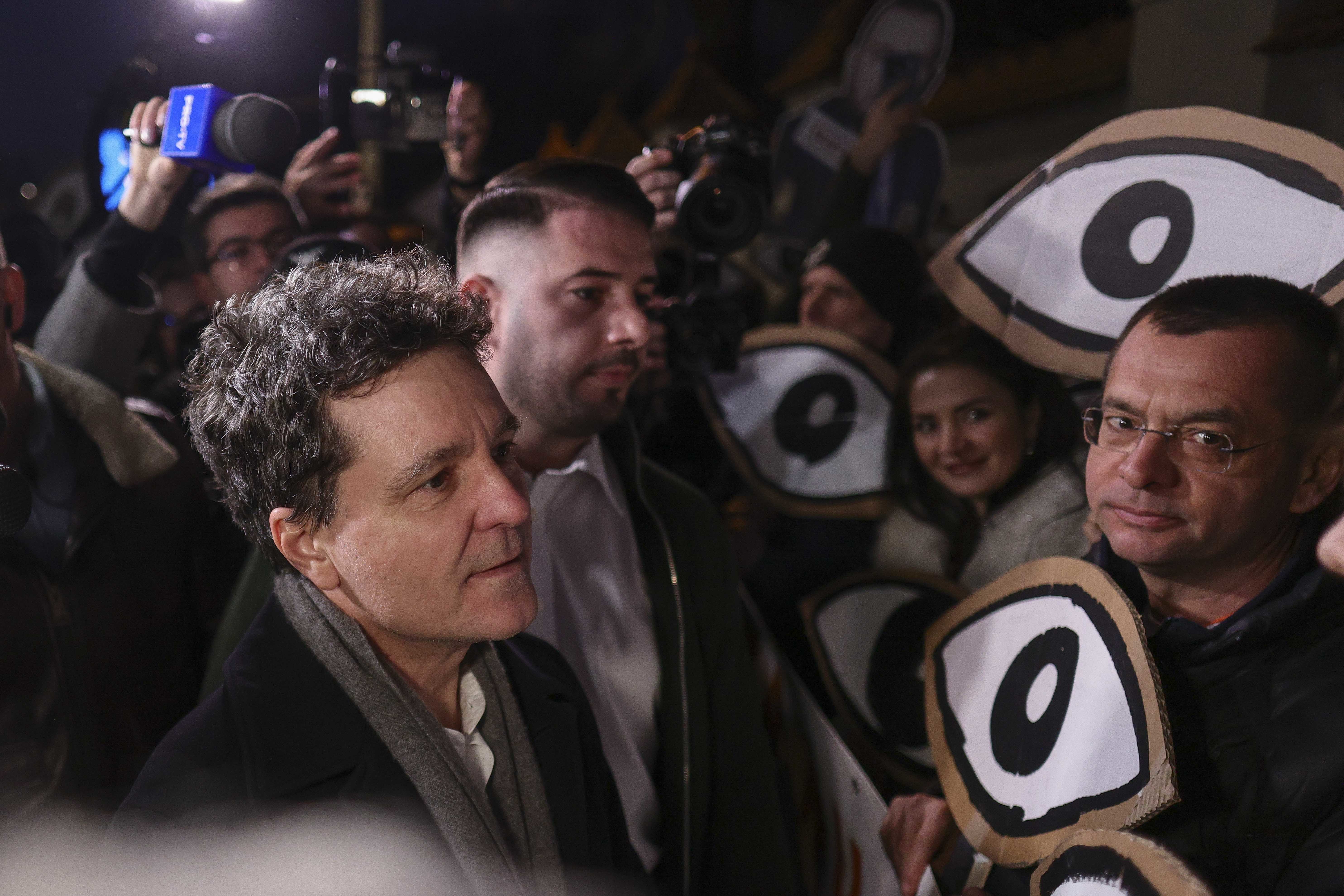 Nicuşor Dan a ieşit să vorbească cu protestatarii de la Palatul Cotroceni pe tema numirilor în Justiţie: Numirile pe care le voi semna mi le voi asuma / Eu vin din societatea civilă. Credeţi că deodată m-am cotit, aşa, ca să stau în puf?