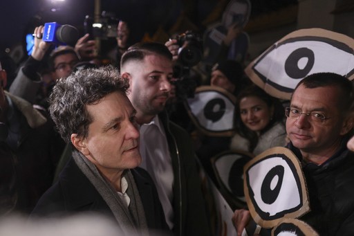 Nicuşor Dan a ieşit să vorbească cu protestatarii de la Palatul Cotroceni pe tema numirilor în Justiţie: Numirile pe care le voi semna mi le voi asuma / Eu vin din societatea civilă. Credeţi că deodată m-am cotit, aşa, ca să stau în puf?