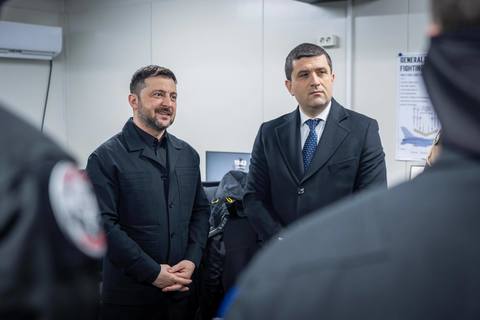 Radu Miruţă şi Volodimir Zelenski, vizită la Baza 86 Aeriană/ Miruţă: Există momente în care înţelegi că forţa unei ţări nu stă doar în arme, sau în bani. Stă, înainte de toate, în oamenii ei