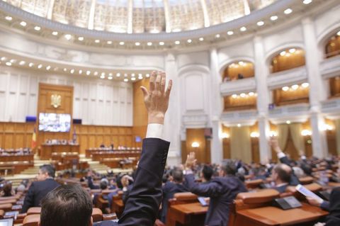 Scandal în comisiile de buget-finanţe, la dezbaterea bugetului, după ce amendamentul PSD privind pachetul social nu a trecut, la vot, AUR anunţând că este prezent dar nu votează / PSD a ameninţat să se retrage de la dezbateri 