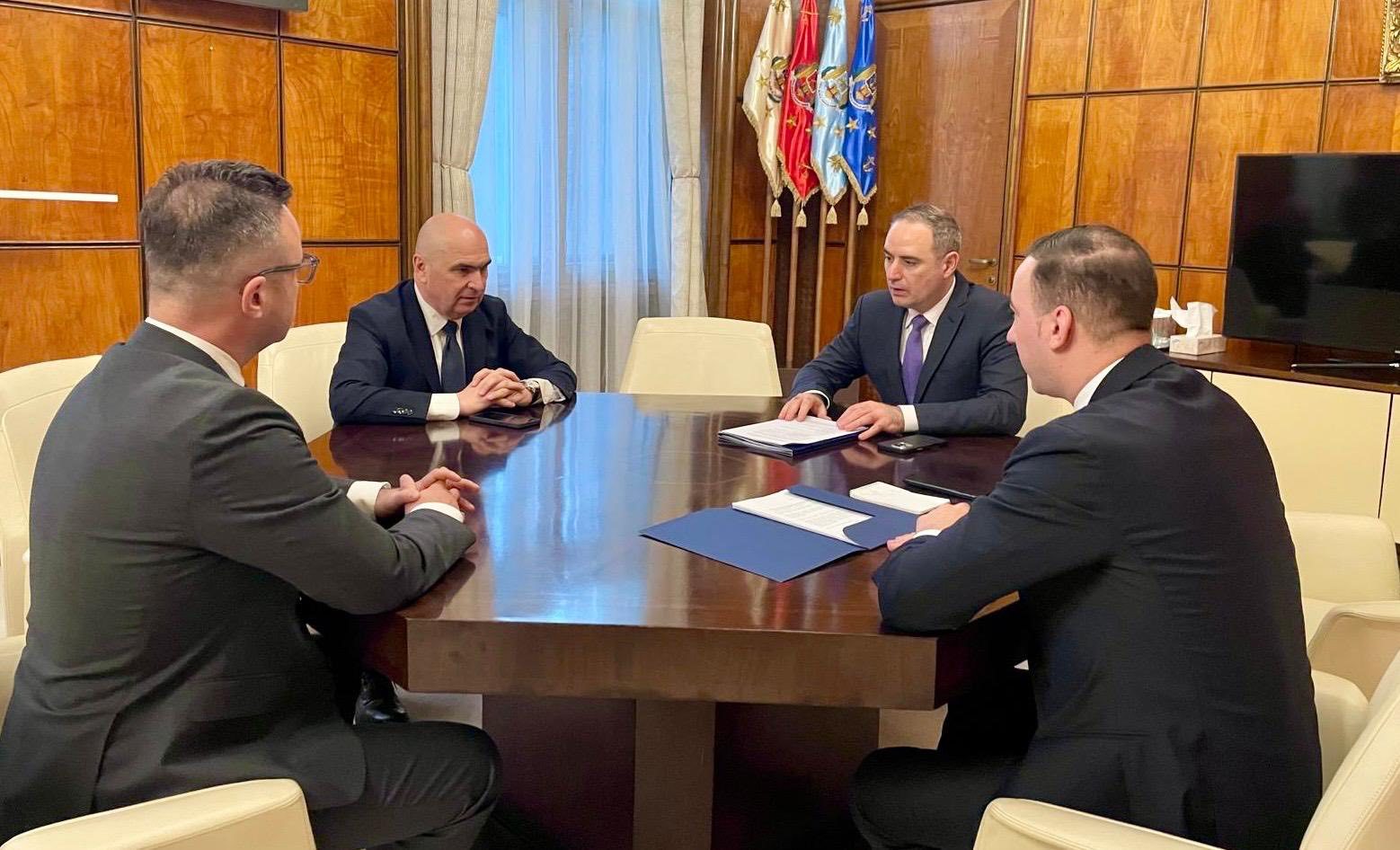 Situaţia pieţei carburanţilor, discutată de premierul Ilie Bolojan cu miniştrii Finanţelor şi Energiei – Bolojan: Pericolele între care trebuie să acţionăm sunt multiple / Refuz să vând soluţii populiste, care să creeze aparenţa unui ajutor